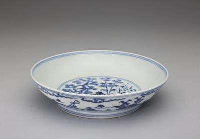 图片[2]-Dish with underglaze-blue illustration of the Three Friends of Winter and court ladies writing poetry on plantain leaves, Ming dynasty, Xuande reign, 1426~1435-China Archive